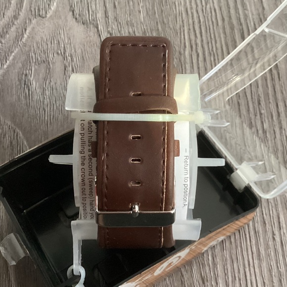 Red brand Men’s Watch - Picture 4 of 6